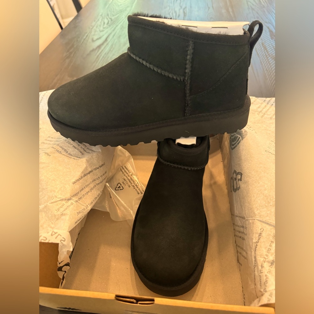 NEW NWT. NWOB. Ugg boots Classic Ultra Mini black 8 women’s. 100% authentic ugg